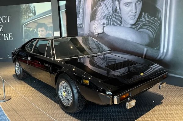 Ferrari Dino 308 GT4 е купен през 1976 година от легендата (една година преди внезапната му смърт).  Това е последното Ferrari, използващо фамилното име Dino и първото със средно разположен двигател, проектиран от Bertone, а не от Pininfarina.

В допълнение към ексклузивните лимузини и купета, пищния лукс и скросотта, Елвис изненадва и с различен клас машини. 
Една от любимите коли на Краля на рокендрола блести в открито зелено, има една седалка и включва булдозер отпред. Да, John Deere 4010 е емблематичен трактор в Съединените щати през 60-те години на миналия век и по-специално този служи вярно в ранчото на семейство Пресли в щата Мисисипи. Идолът го кара в Грейсленд, за да помогне с най-тежките задачи на градинарите или на самия Елвис, който маневрира зад огромния волан.
